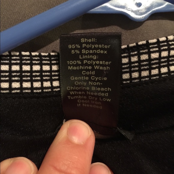 Sleeveless, V-Neck, knee length dress - Picture 4 of 4